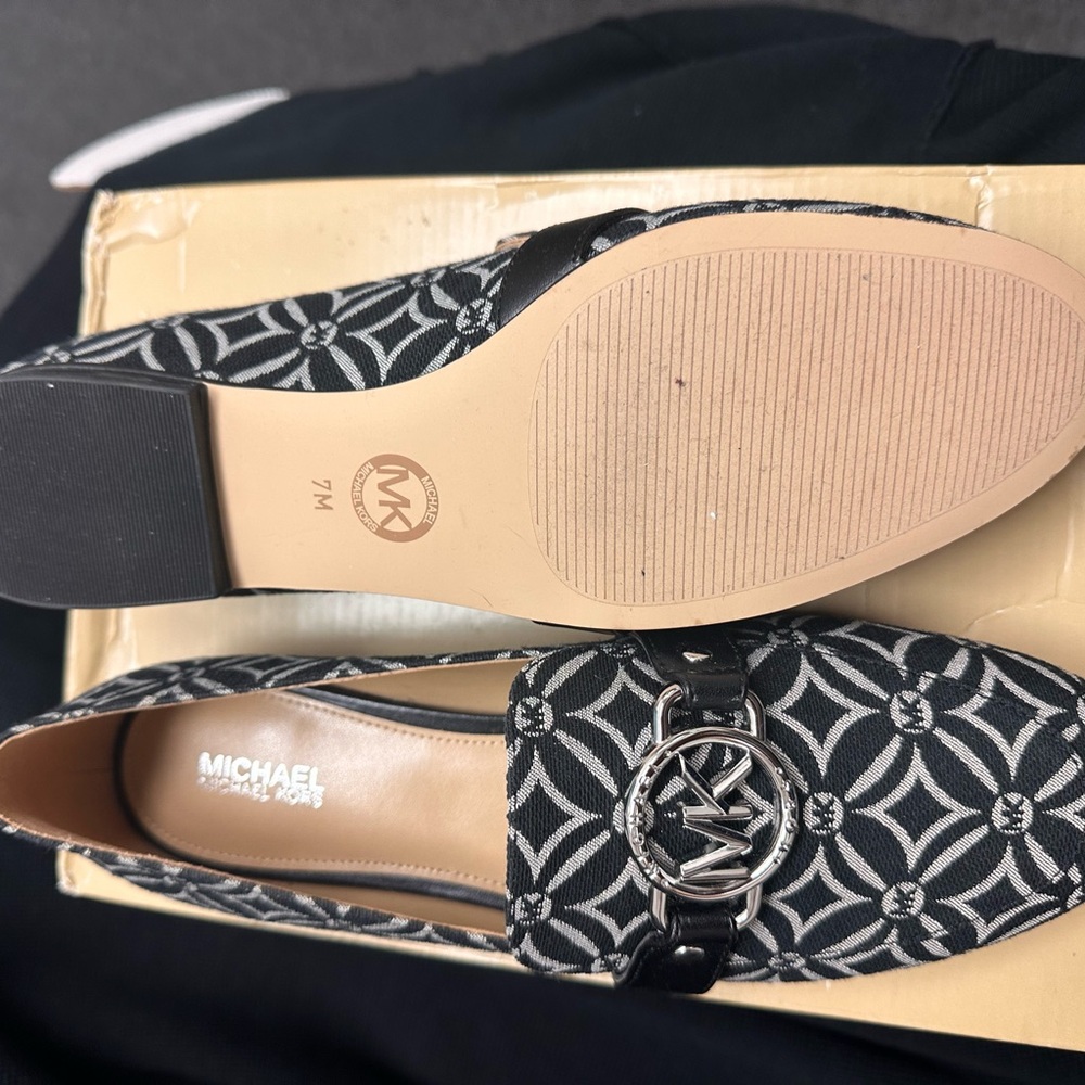 Michael Kors Black and White Flats size 7m - Picture 5 of 6